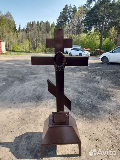 Металический памятник