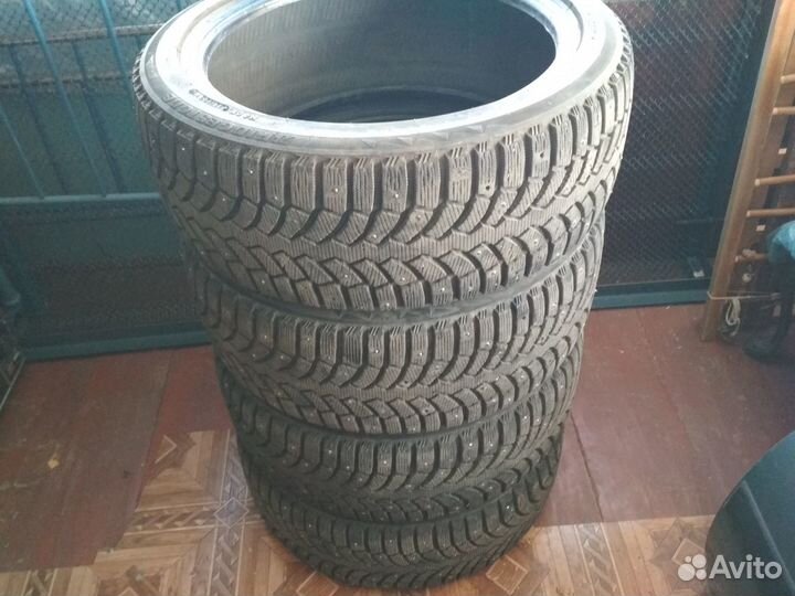 Bridgestone Blizzak Spike-01 215/45 R17 87T