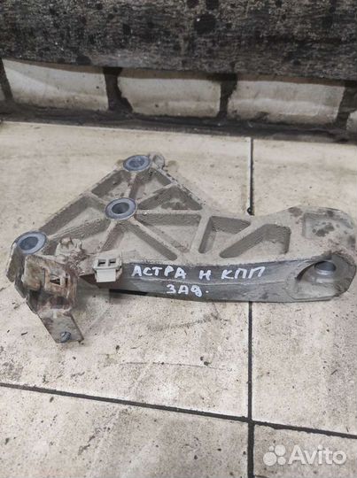 Кронштейн кпп задний Opel Astra H
