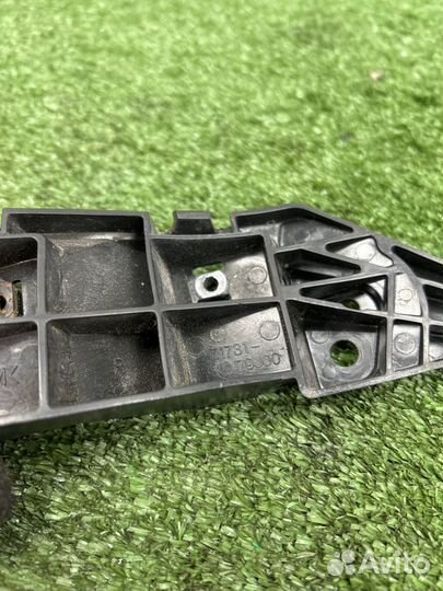 Кронштейн бампера передний правый Suzuki Sx4 1 1.6