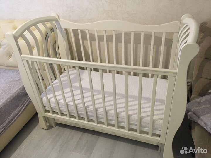 Детская кроватка с маятником