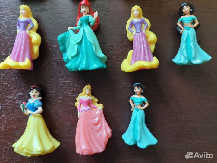 Принцессы и игрушки из киндер-сюрпризов