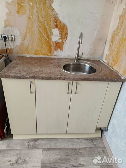 Стол кухонный с мойкой