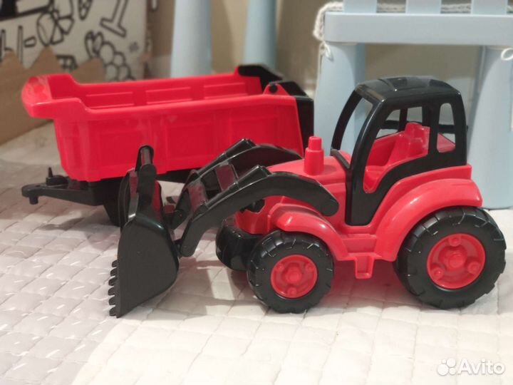 Трактор большой с прицепом