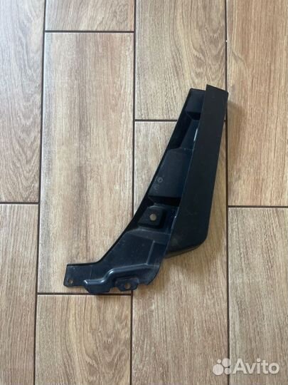 Брызговик передний правый Mitsubishi Pajero Sport