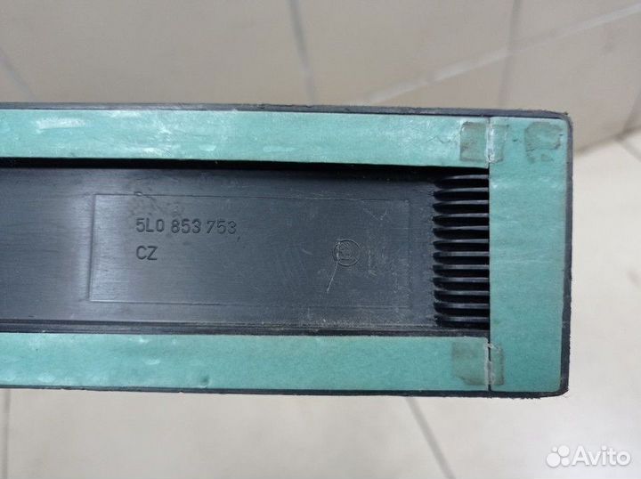 Молдинг двери задней левой Skoda Yeti