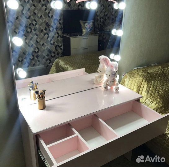 Туалетный столик с зеркалом и подсветкой