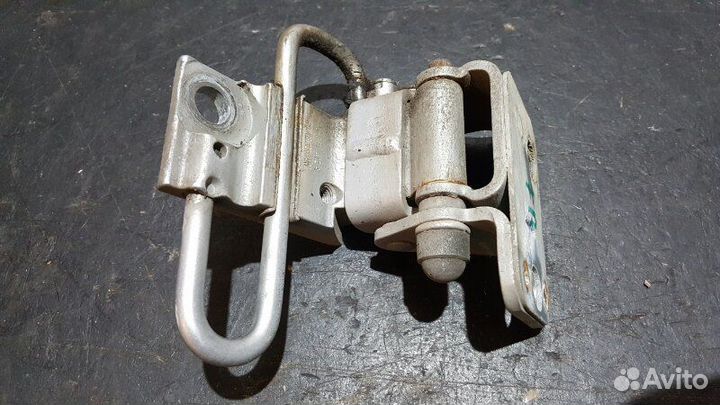 Петля двери передняя правая Volkswagen Passat CC