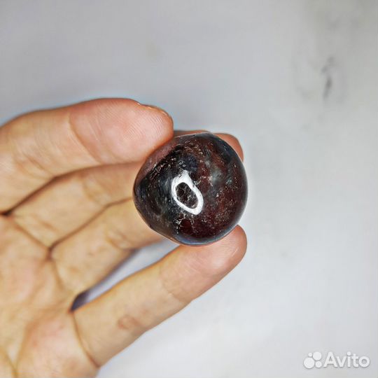 Гранат красный (альмандин) в антофиллите (нуумите)