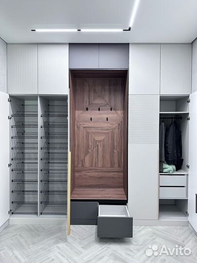 Прихожая в потолок