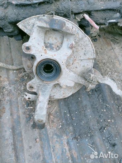 Поворотный кулак со ступицей Митсубиси Паджеро 2