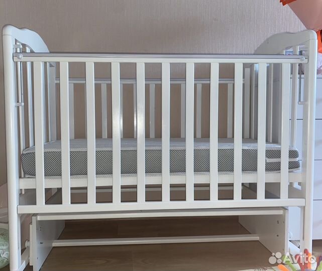 Детская кроватка с маятником белая