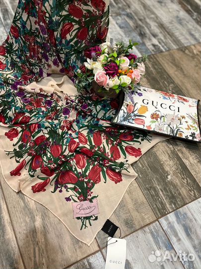 Платок Gucci пудровый с упаковкой бренда
