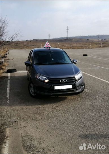 Инструктор по вождению автомобиля