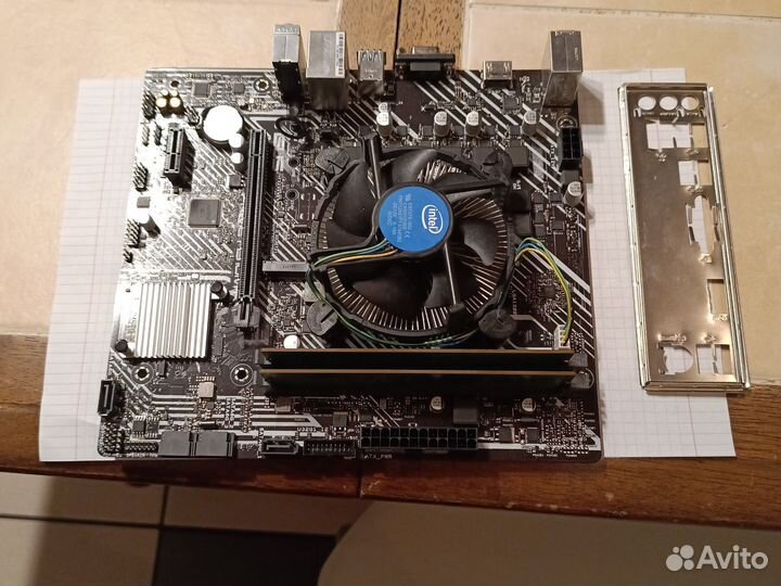 Материнская плата с процессором и памятью