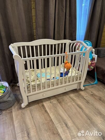 Детская кроватка с маятником и ящиком