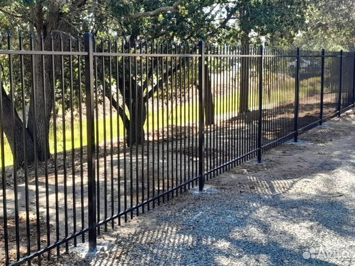 Забор из профильных труб с ковкой