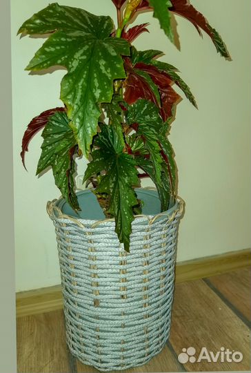 Кашпо напольное из ротанга