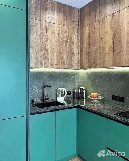 Яркая угловая кухня с подсветкой в рассрочку