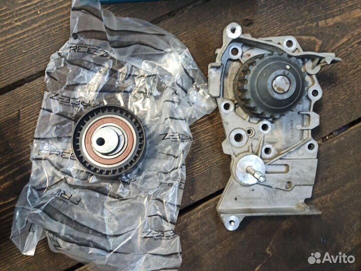 Водяная помпа с роликом Renault Clio Logan Megan