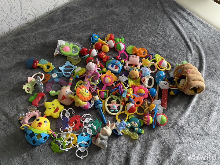 Продам игрушки с 0 до 1 года
