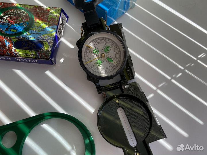 Компас и лупа