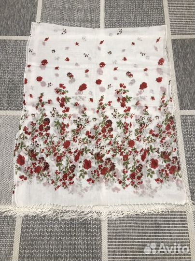 Платок белый с красными цветами 70*187 см