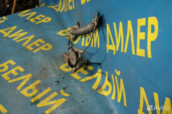 Передний правый стеклоподъемник Nissan Maxima a32