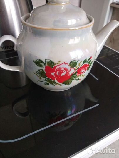 Заварочный чайник и сахарница