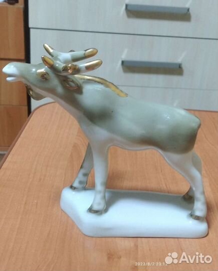 Статуэтка фарфоровая 