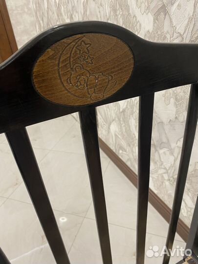 Детская кроватка с маятником и ящиком