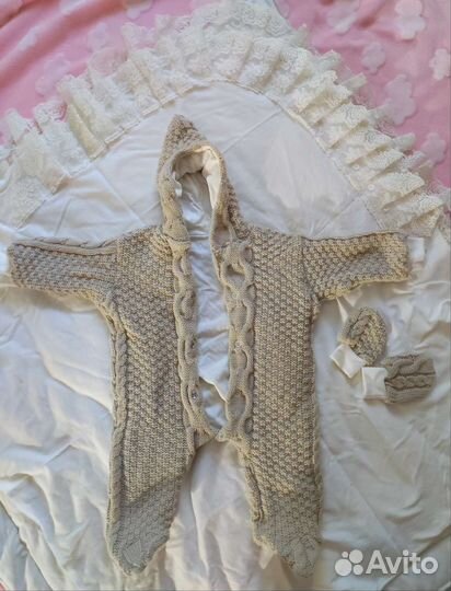 Комплект на выписку для девочки и комбинезоны