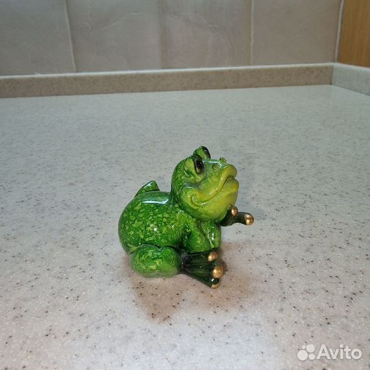Статуэтки лягушка, собака, лебедь, дельфины
