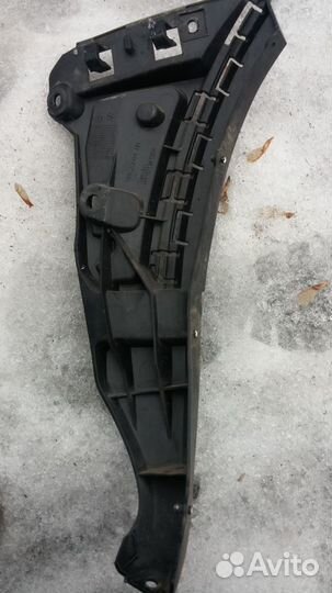 Volvo XC90 1 2002-2015г кронштейн крепление крыла