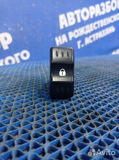Кнопка блокировки замка двери Renault Logan седан