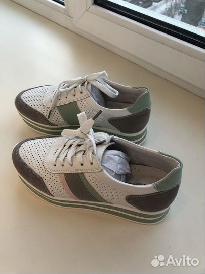 Кроссовки женские 38 размер
