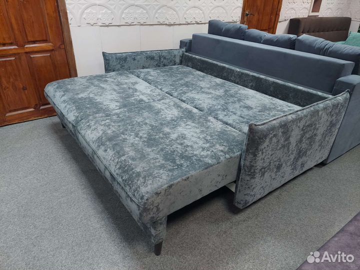 Диван на высоких ножках