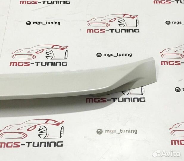 Спойлер белый Toyota Land Cruiser 200 15+