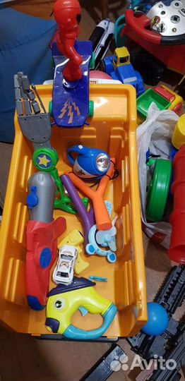 2 огромные машины + 3 пакета игрушек + корзина