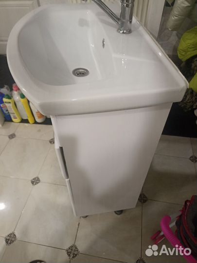 Тумба для ванной с зеркалом и раковиной