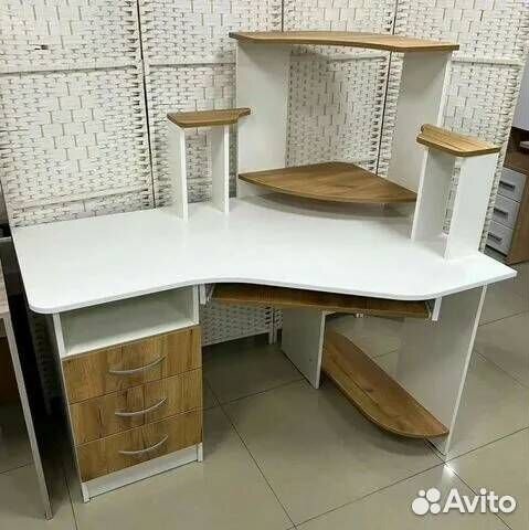 Угловой компьютерный стол