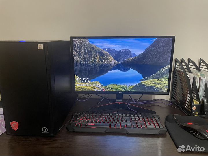 Игровой компьютер с монитором и клавиатурой