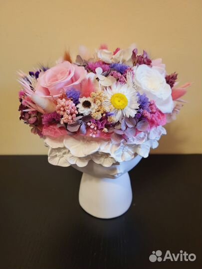 Сухоцветы в кашпо из гипса