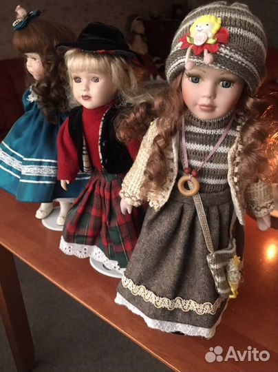 Кукла фарфоровая