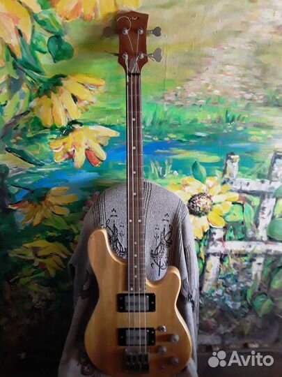 Чехословацкая бас гитара Jolana»