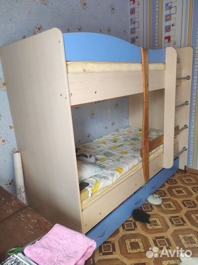 Двухъярусная кровать с матрасами