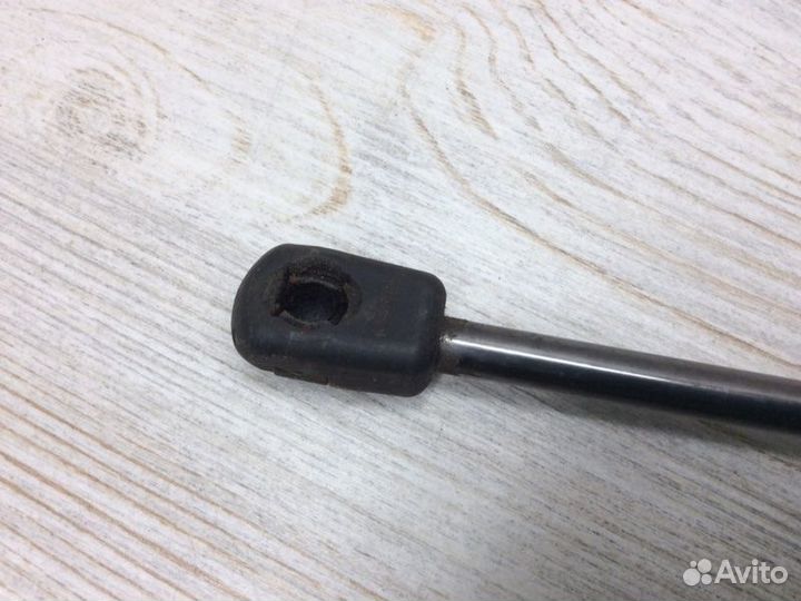 Амортизатор двери багажника левый Ford Focus 3 Х/Б