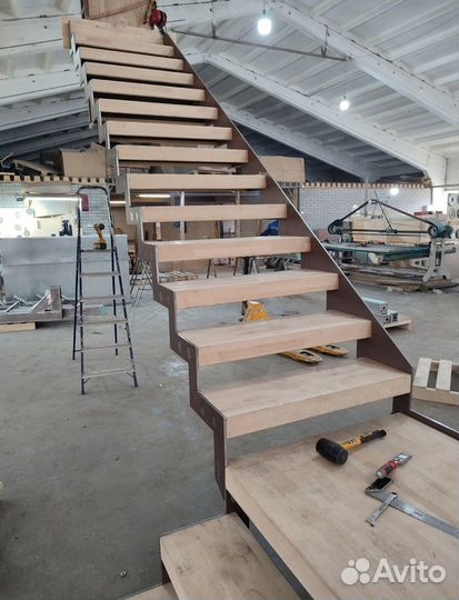 Лестница на металлокаркасе / изготовление лестниц