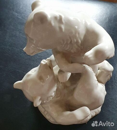 Фарфоровая статуэтка Борющиеся медведи