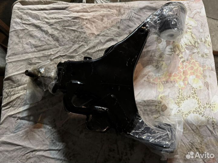 Рычаги тлк 200 нижние передние оригинал